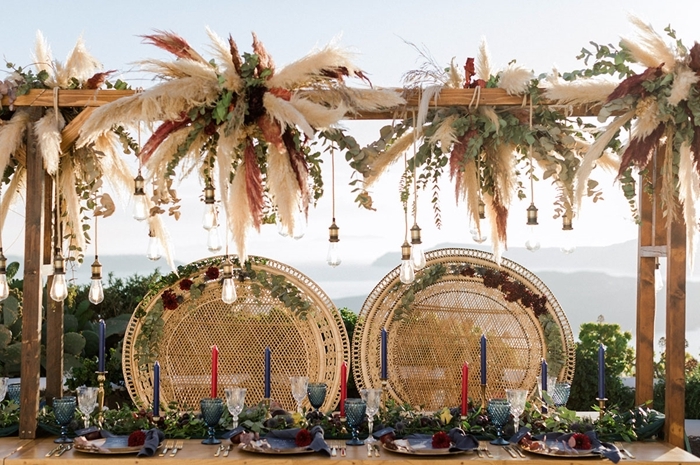 pampas séchées décoration cérémonie mariage bohème chaise rotin paon fleurs séchées bougies centre table feuilles vertes