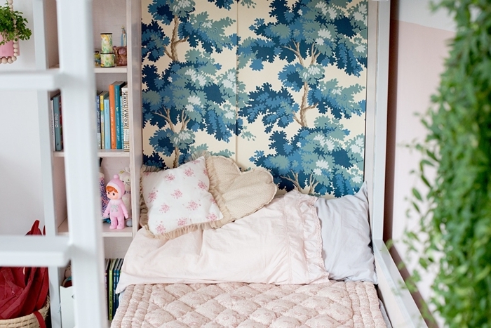papier peint motif arbre aquarelle tete de lit fait maison facile meuble de rangement bois blanc déco chambre enfant
