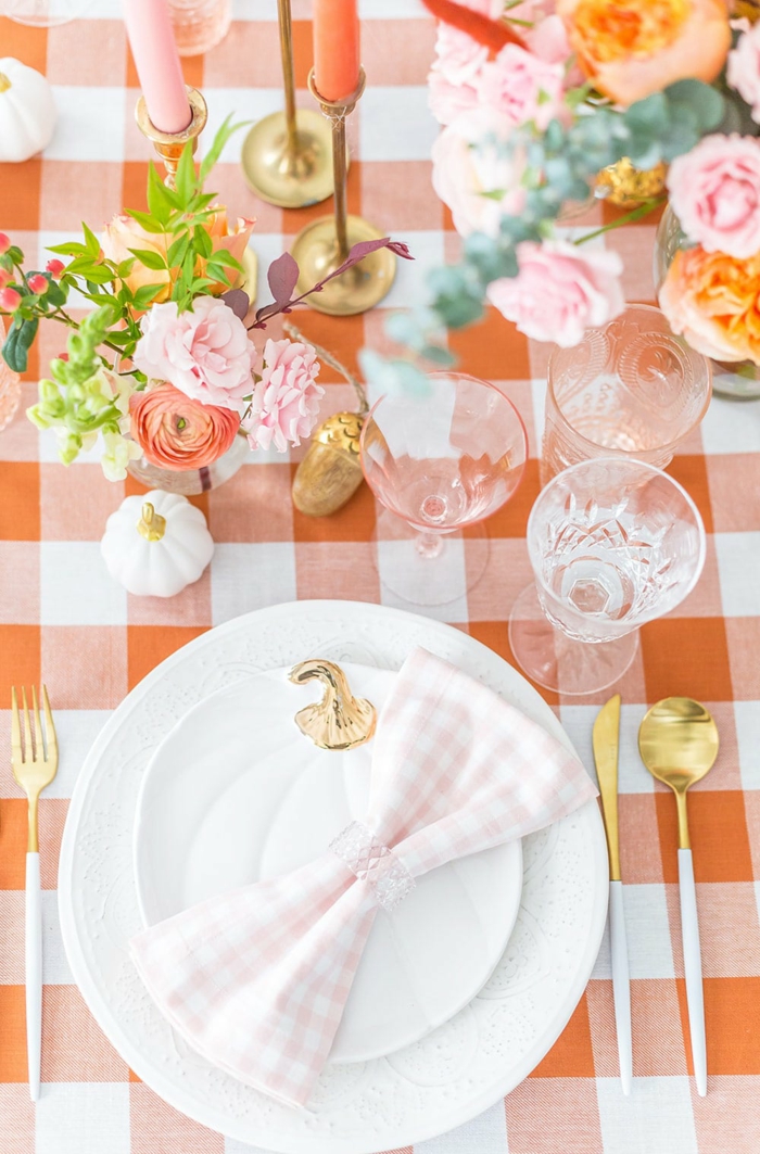 peche couleur et assiette citrouille avec top doré mariage automne thème automne cool idées comment décorer fleurs roses