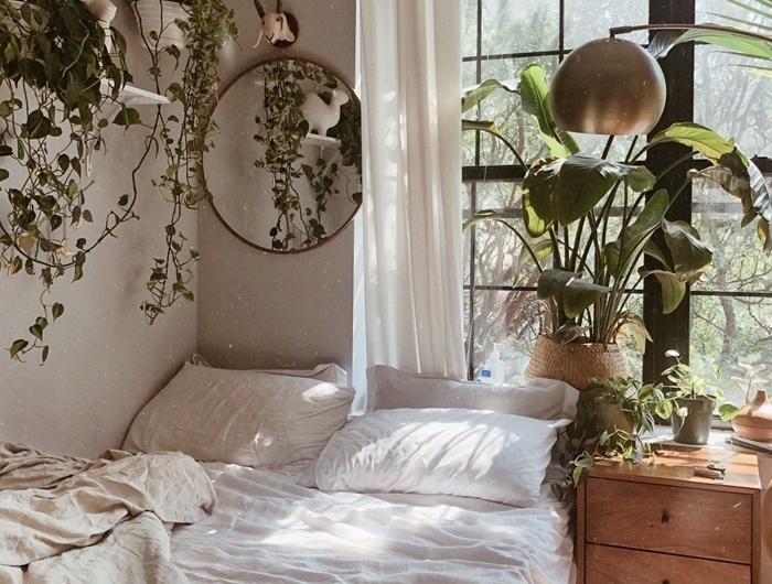 peinture chambre boheme gris et blanc rideaux blancs meuble de chevet bois plantes vertes suspension macramé miroir rond