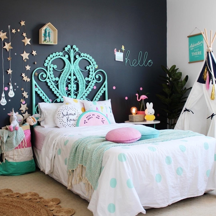 peinture foncée décoration chambre fille avec tete de lit moderne forme paon turquoise tipi diy plante verte guirlande étoiles dorées