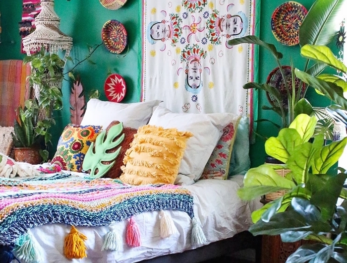 peinture murale turquoise tenture murale deco ethnique chic chambre coussins décoratifs panier pompons plantes