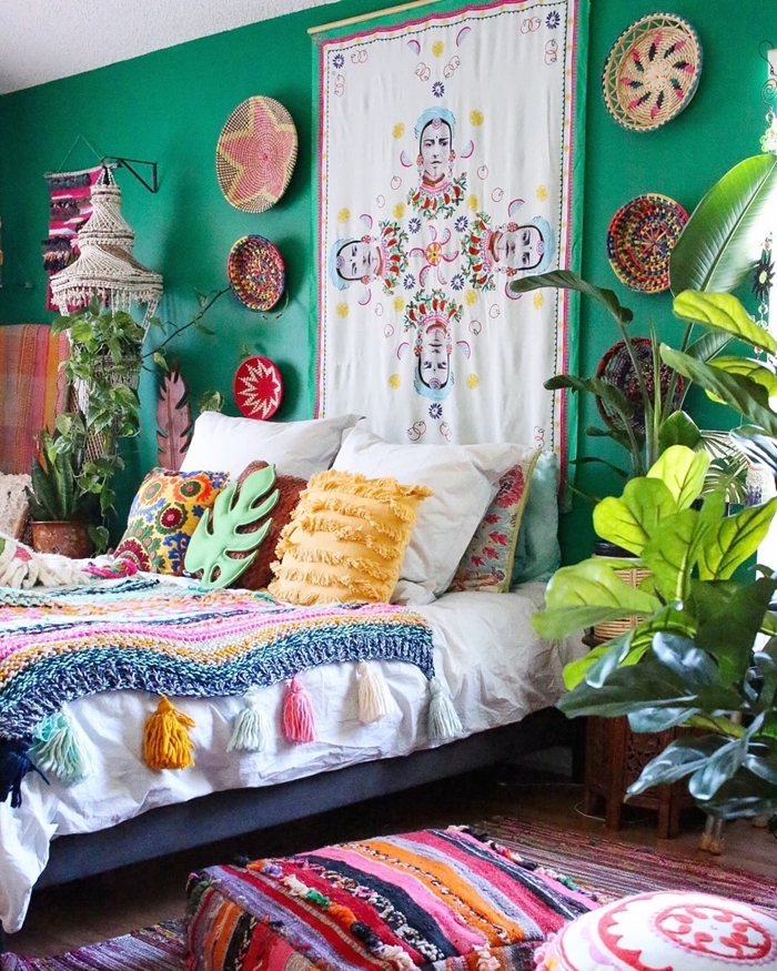 peinture murale turquoise tenture murale deco ethnique chic chambre coussins décoratifs panier pompons plantes