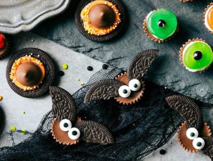 petit gateau pour halloween avec des cookies oreo et des bonbons motif chauve souris halloween dessert facile et rapide et original