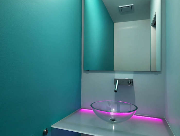 petite salle de bain idees d amenagement eclairage led lavabo miroir