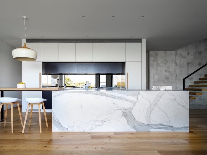 plafond avec éclairage spots led meubles haut noir mat agencement cuisine avec îlot bar marbre et bois plan de travail marbre