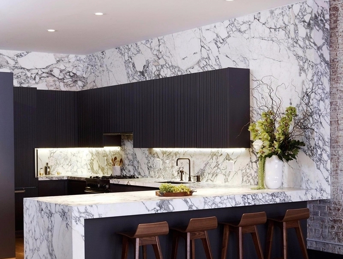 plafond suspendu spots led revêtement mur marbre meubles haut cuisine bois gris anthracite plan de travail cuisine marbre