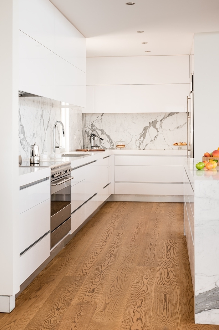 plan de travail imitation marbre revêtement de sol bois clair agencement cuisine en l petite cuisine avec îlot crédence marbre