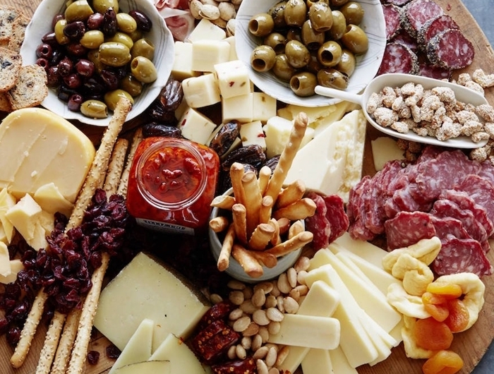 plateau fromage noix salami entrée légère et facile olives verts plateau charcuterie et fromage bruschetta apéro dînatoire