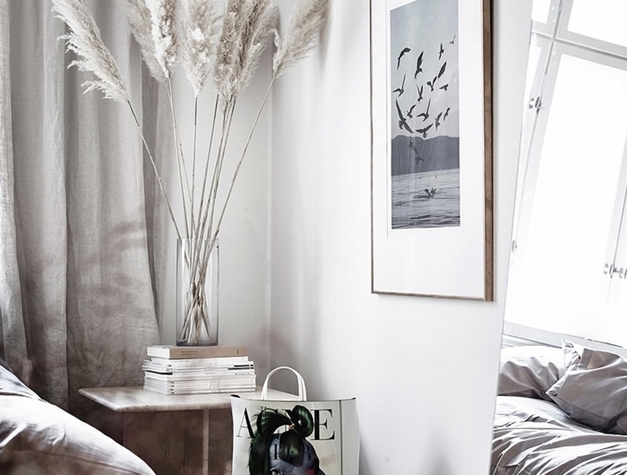 plumeau plante rideaux gris clair design intérieur style minimaliste parquet bois miroir design chambre à coucher