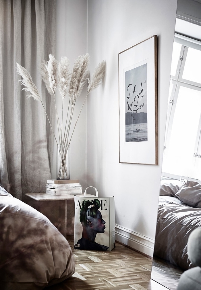 plumeau plante rideaux gris clair design intérieur style minimaliste parquet bois miroir design chambre à coucher