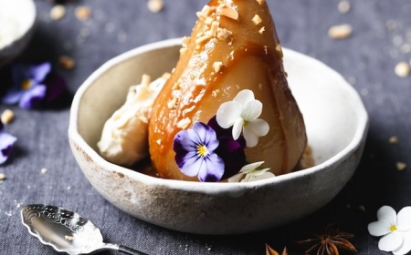 pocher des poires au vin rosé et servir avec caramel et de la creme fraicue et croquant d amandes
