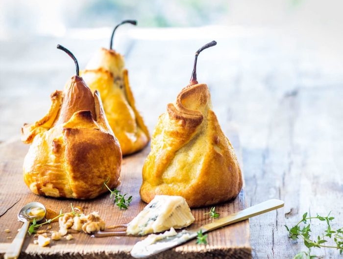 poire enveloppées de pâte à la cannelle et fromage roquefort recette avec des poires dessert automne original