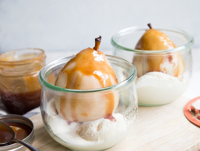 poire pochée au caramel dessert individuel servi sur boule de glace exemple recette automne facile et rapide