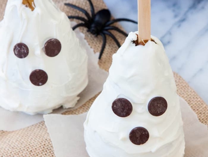poires au chocolat blanc avec decoration pepites de chocolat noir idée menu halloween dessert healthy enfant