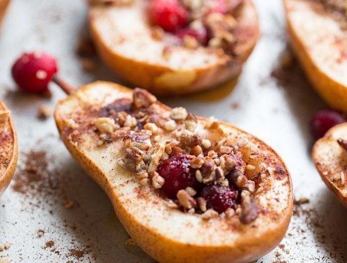 poires cuites farcies à la granola et des canneberges idee de dessert automne avec des poires