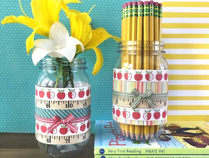 pot à craypon diy personnalisé de sricket tour de pot idée pot crayon avec des crayons et fleurs à l intérieur
