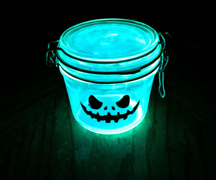 pot en verre décoré de lumiere neon bleue et sticker noir jakc o lantern deco halloween facile a faire soi meme