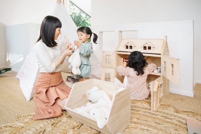 rangement chambre konmari marie kondo avec ses enfants sur le tapis