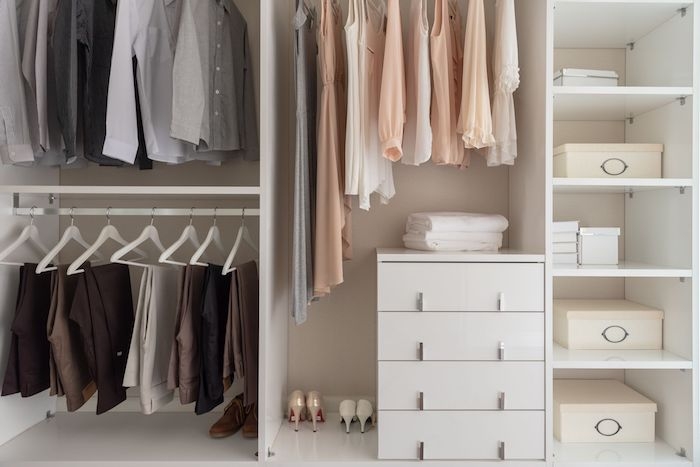 rangement dressing konmari des boites blanches superposes des chemises et pantalons dans armoire