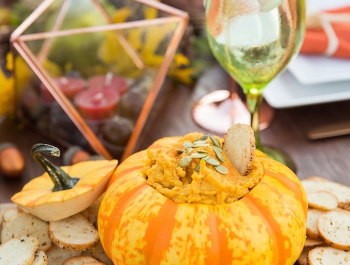 recette apéro dînatoire automne entrée petite citrouille bruschettas champagne déco table fête automne plateau bois