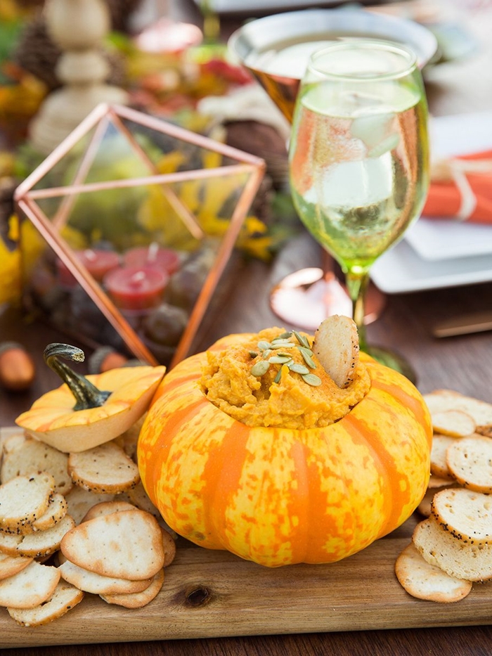 recette apéro dînatoire automne entrée petite citrouille bruschettas champagne déco table fête automne plateau bois