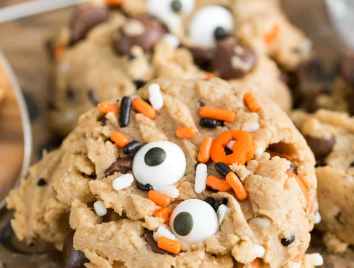recette cookies aux pépites de sucre couleur blanche et orange et des yeux mobiles de sucre
