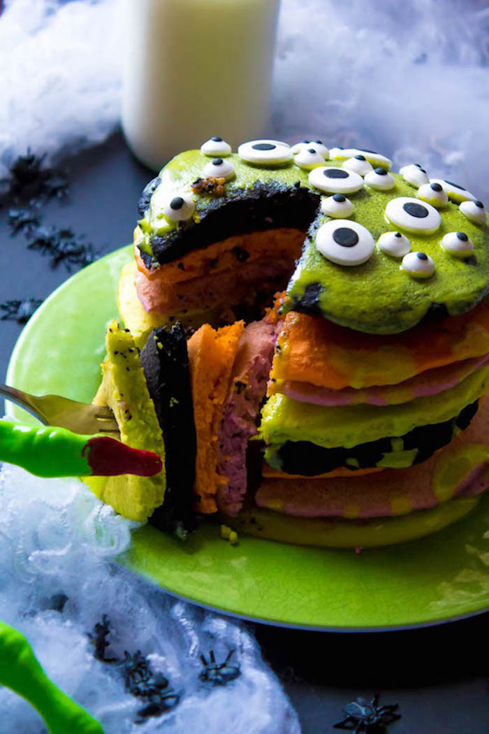 recette gateau halloween maternelle gateau miniature de pancakes colorés patisserie halloween