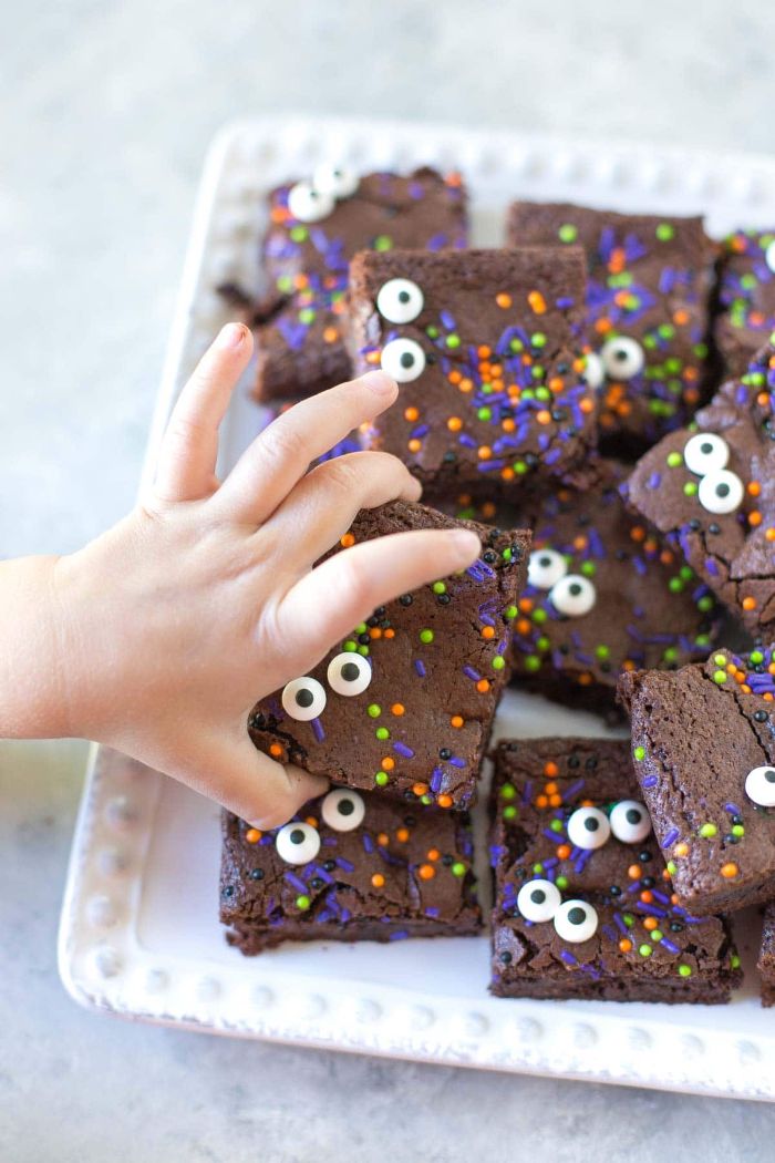 recette halloween de brownies maison décorés des yeux halloween mobiles de sucre et vermicelles de sucre et pepites de chocolat