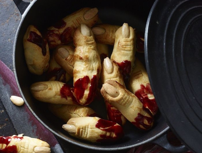 recette halloween salee des doigts coupes avec de marmelade ou sang dans une cassserole