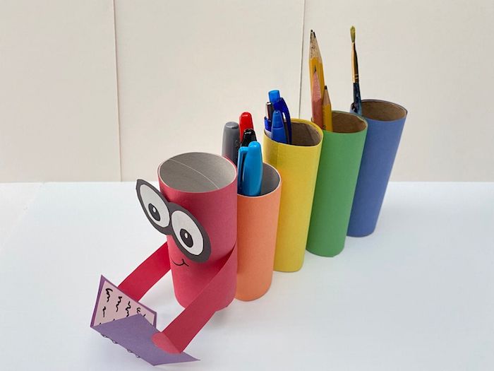 recyclage rouleaux de papier toilette décorés de papier coloré motif chenille qui tient un livre porte stylo bureau