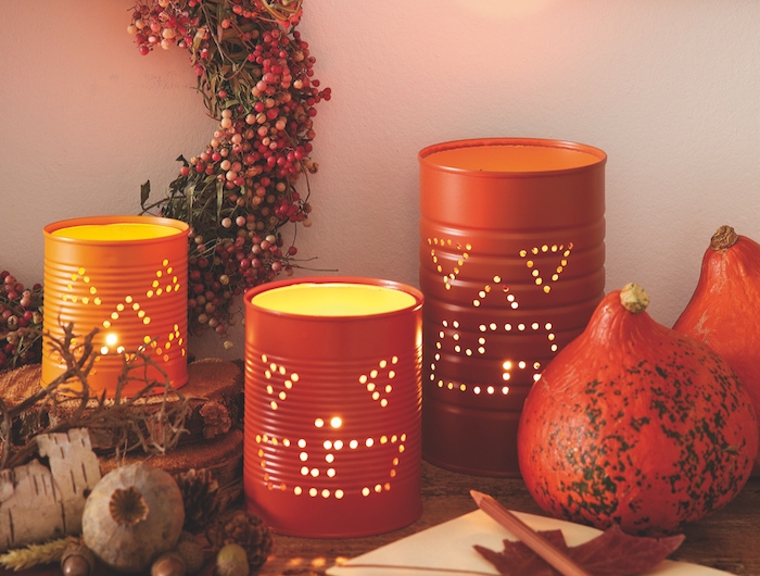 recylage boite de conserve avec motifs jakc o lantern réalisés à trous avec des lumières bougies à l intérieur bougie halloween decoration a faire soi meme