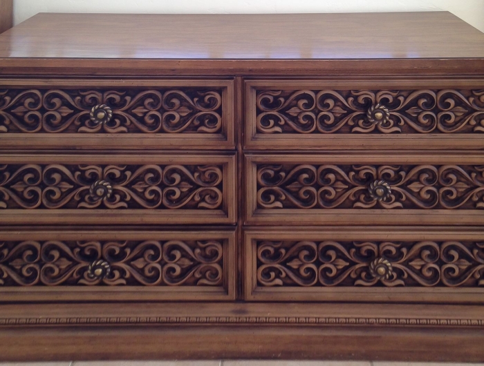 relooker un meuble ancien en bois commode vintage avec des sculptures en bois