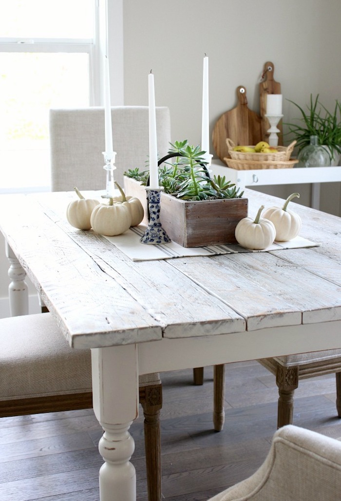 relooker un meuble ancien en bois par la peinture des bougies sur table blanche dans salle à manger