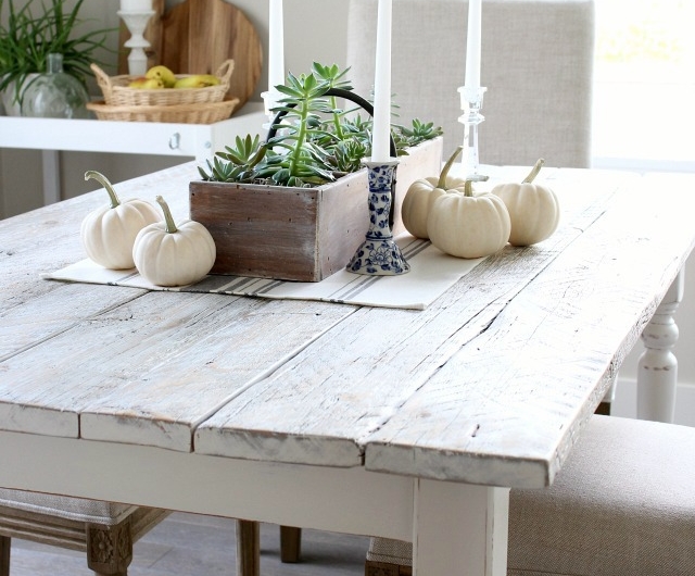 relooker un meuble ancien en bois par la peinture des bougies sur table blanche dans salle à manger