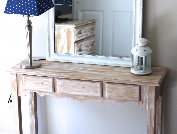 relooker un meuble ancien par la peinture un mirroir et une lampe sur une toilette en bois