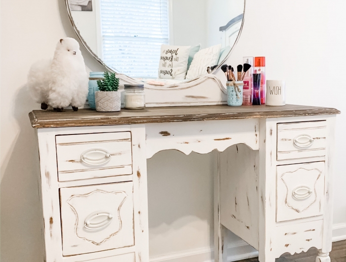 relooker un meuble ancien toillette blanche en bois des murs blancs chambre de fille
