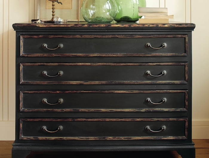 relooker un meuble en bois par peinture des livres sur un commode noir plancher en bois