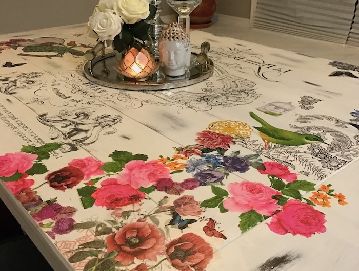 relooker un meuble en bois technique de decoupage des bougies et fleurs sur une table