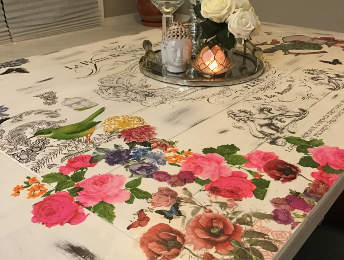 relooker un meuble en bois technique de decoupage des bougies et fleurs sur une table