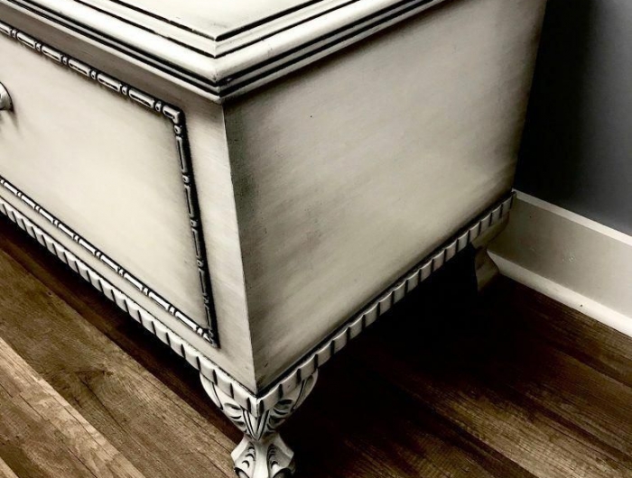 relooker un meuble en chene murs gris plancher en bois commode en peinture noire et blanche
