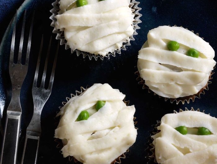 repas d halloween des petits hors d oeuvres mumies dans une assiette noir avec des petits pos