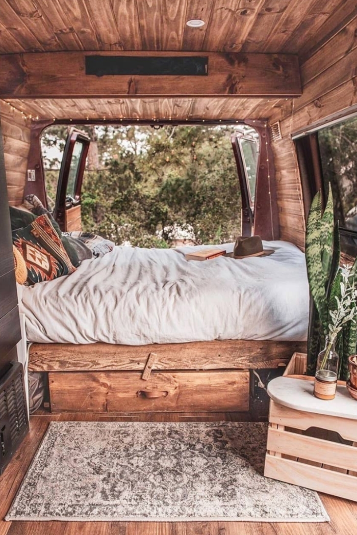 revêtement bois éclairage spot led isolation intérieur véhicule tapis gris petite table bois amenagement camping car