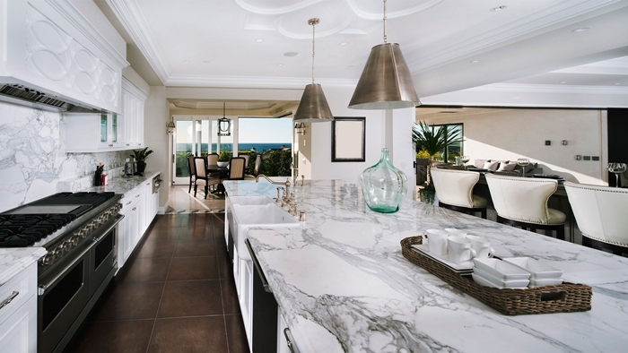 revêtement de sol cuisine carrelage marron lampe suspendue inox tendance cuisine 2020 design marbre blanc et noir