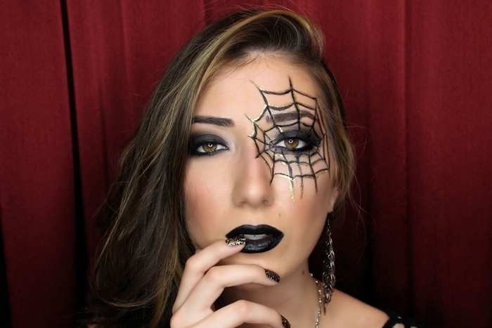 rouge à lèvre noir idée déguisement femme fête maquillage halloween simple dessin toile d araignée eye liner noir