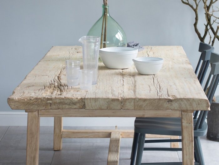 salle à manger en style rustique moderne chaises noirs table en bois sans peinture