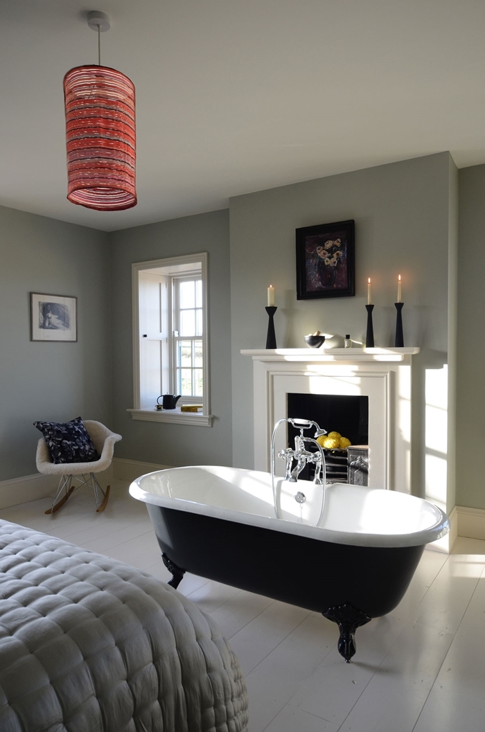 salle de bain dans chambre avec cheminée décorative peinture murale chambre adulte gris clair plafond blanc chaise relax