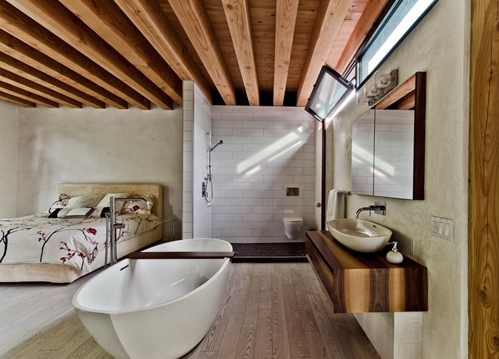 salle de bain dans chambre moderne plafond rustique poutres bois apparentes miroir revêtement de sol bois carrelage métro