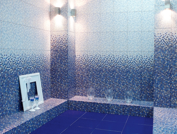 salle de bain idee de carrelage en bleue mosaique salle de bain petite espace