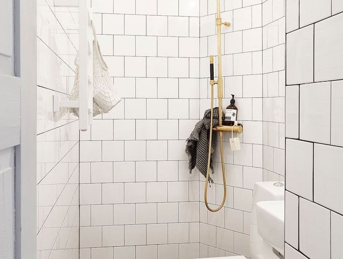salle de bain italienne petite surface douche original en or carrelage hexagonal